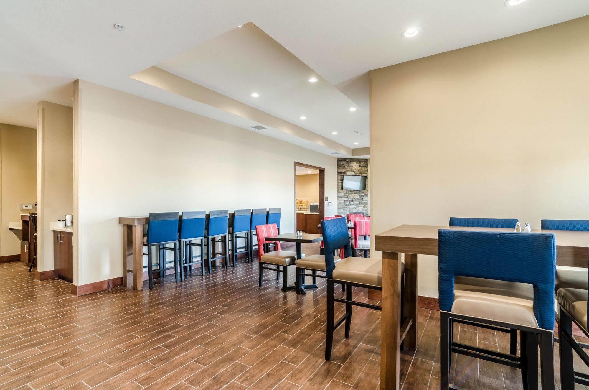 Comfort Inn & Suites Augusta Екстериор снимка